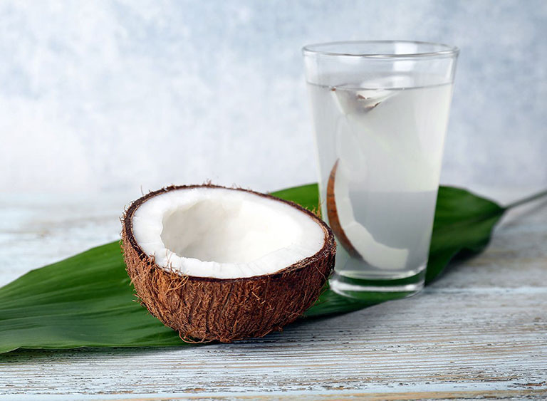 Nước dừa và nghệ chữa đau dạ dày