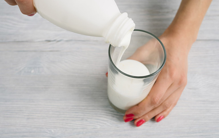 Đau dạ dày có nên uống sữa tươi không