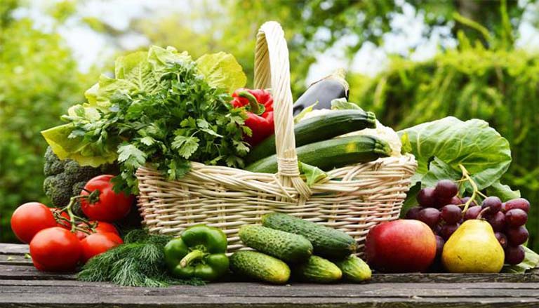 Người bệnh nên tăng cường bổ sung rau xanh và trái cây tươi vào thực đơn ăn uống