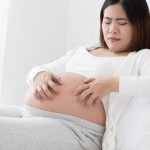 Nổi mề đay khi mang thai 3 tháng đầu do đâu?