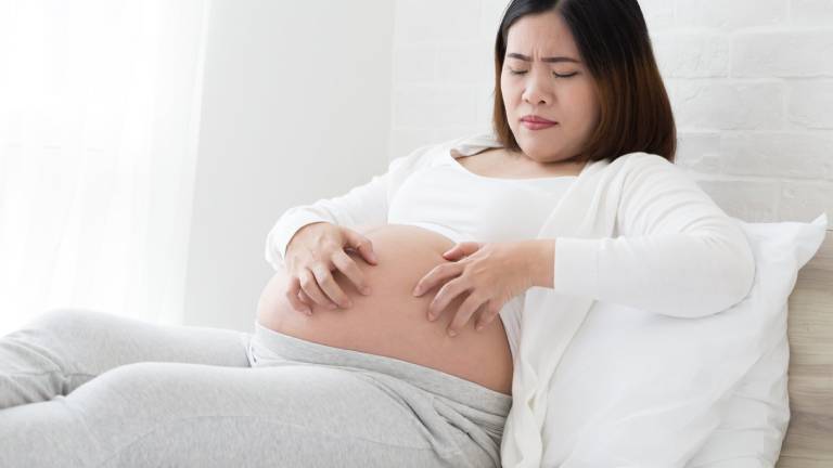 Nổi mề đay khi mang thai 3 tháng đầu do đâu?