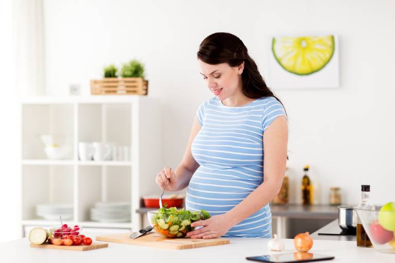 Nổi mề đay khi mang thai 3 tháng đầu cần kiêng gì, ăn gì?