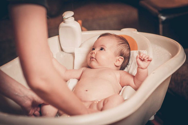 Thường xuyên tắm rửa cho bé giúp làm sạch hoàn toàn các tác nhân dễ gây kích ứng tồn tại trên da