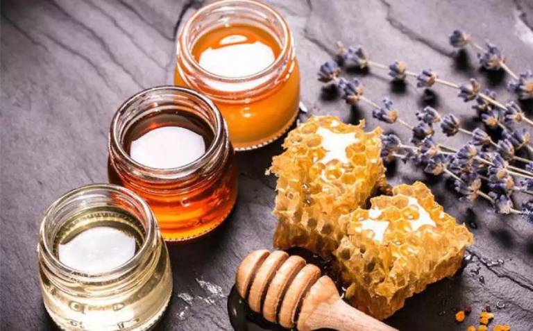 Công thức dầu dừa và mật ong chữa viêm da tiết bã