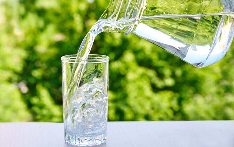 Nên uống nhiều nước khi bị vảy nến để ngăn ngừa triệu chứng da bong tróc và nứt nẻ
