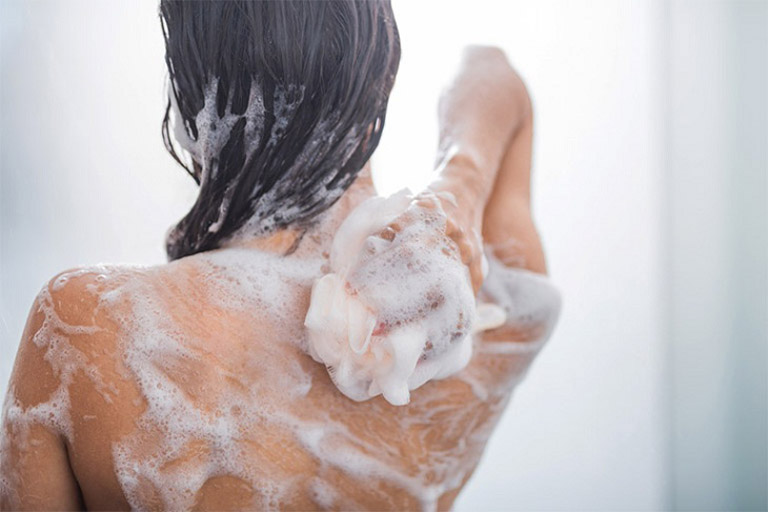 Tắm rửa thường xuyên giúp loại bỏ bụi bẩn và tác nhân gây kích ứng tồn tại trên da