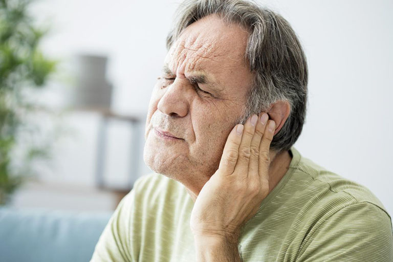 Vì tai và họng có quan hệ mật thiết với nhau nên khi họng bị tổn thương thì tai cũng bị kích thích không kém