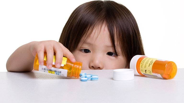 Trẻ bị viêm mũi dị ứng nên uống hay xịt thuốc gì