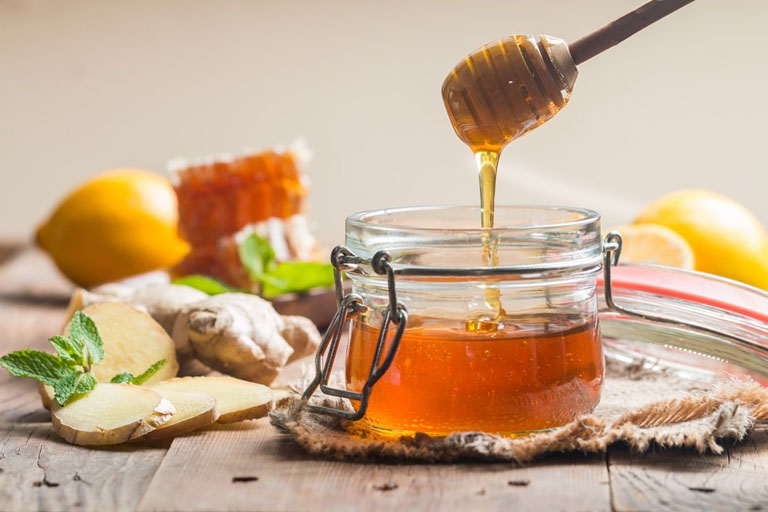 Dùng mật ong pha nước ấm uống mỗi ngày giúp cải thiện các triệu chứng khó chịu của bệnh