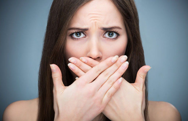 Hôi miệng là triệu chứng thường gặp ở bệnh nhân bị viêm amidan ở mức độ nặng