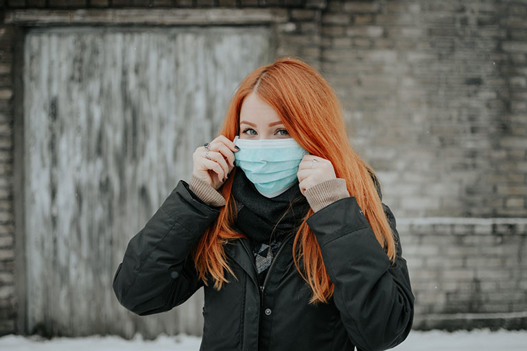 Che chắn và bảo vệ cơ thể, nhất là vùng mũi xoang khi đi ra ngoài, tiếp xúc với tác nhân dị nguyên và những ngày trời trở lạnh