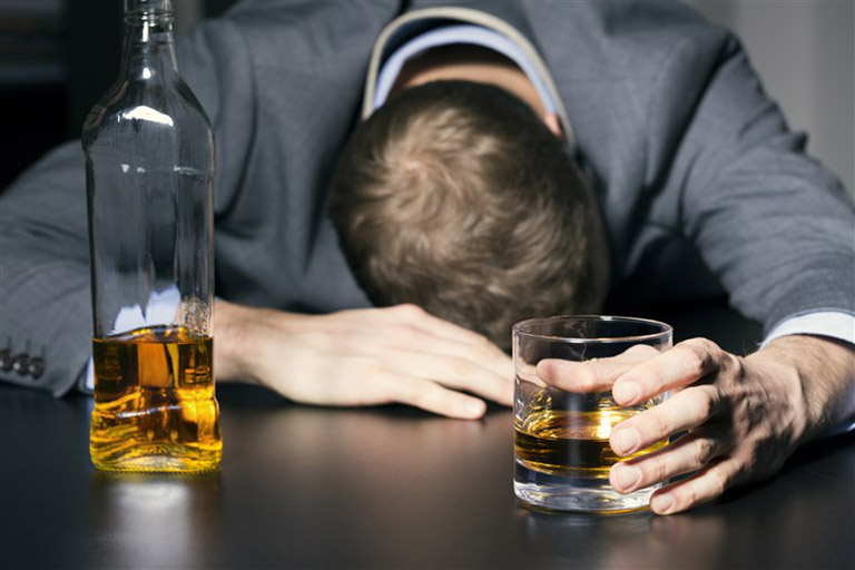 Lạm dụng bia rượu rất dễ khiến cho hệ thần kinh giao cảm bị ảnh hưởng, tình trạng xuất tinh sớm không được kiểm soát khi giao hợp